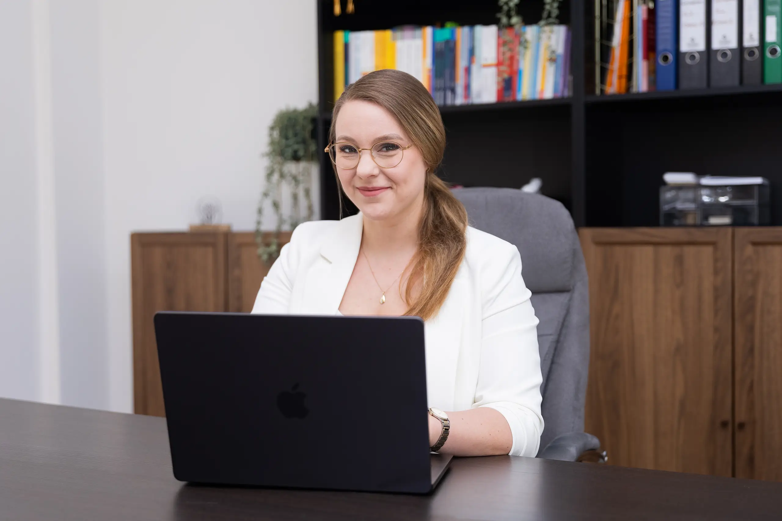 Dr. Nicole Fritzler am Laptop